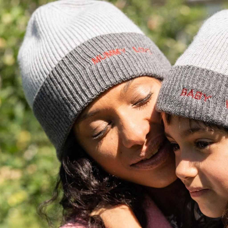 bonnet-bebe-enfant-papa-maman-chamaye-assorti-parent-enfant-bonnet-papa-fils-cadeau-fete-des-peres-bonnet-mere-fille-cadeau-naissance-maman-bebe-matchy-matchy-cadeau-original-famille-broderie-daddy-love-cadeau-jeune-papa-cadeau-jeune-maman-maternite-original-protection-froid-bebe-hiver-cadeau-famille