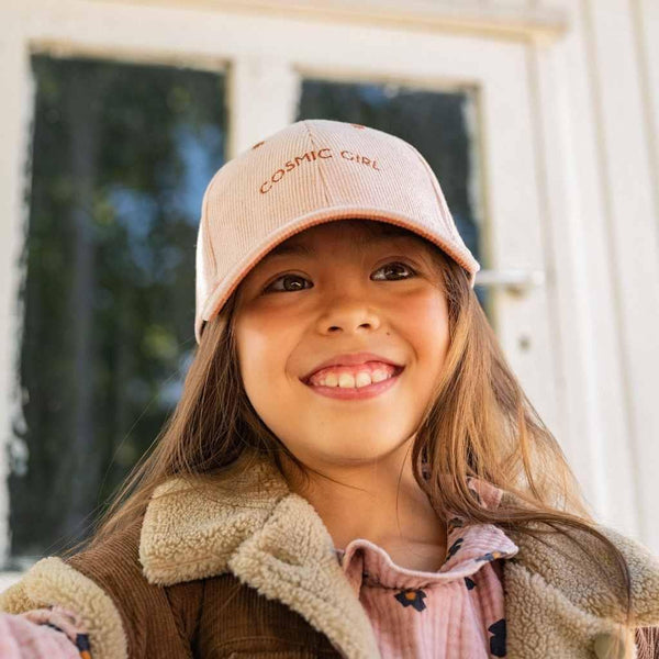 casquette-bebe-enfant-parent-chamaye-assorti-papa-maman-enfant-casquette-papa-fils-cadeau-fete-des-peres-casquette-mere-fille-cadeau-naissance-maman-bebe-cadeau-original-famille-casquette-personnalisable-broderie-cosmic-girl-cadeau-jeune-maman-maternite-cadeau-naissance-original-jeune-parent-casquette-fille-rose-velours-cotele 