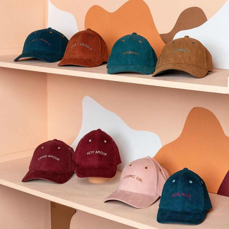 casquette-bebe-enfant-parent-chamaye-assorti-papa-maman-enfant-casquette-papa-fils-cadeau-fete-des-peres-casquette-mere-fille-cadeau-naissance-maman-bebe-cadeau-original-famille-casquette-personnalisable-broderie-cosmic-girl-cadeau-jeune-maman-maternite-cadeau-naissance-original-jeune-parent-casquette-fille-rose-velours-cotele